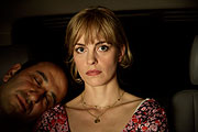 Laura (Nina Hoss) mit ihrem Mann Ali (Hilmi Sözer)  (Foto. Hans Fromm)